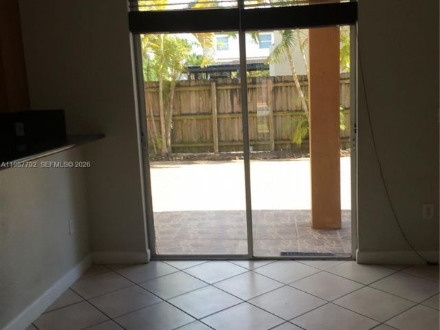 Дом в аренду по адресу 14512 SW 10th St - фото 7519411