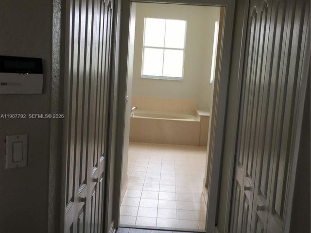 Дом в аренду по адресу 14512 SW 10th St - фото 7519414