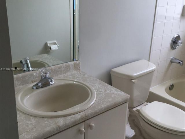 Дом в аренду по адресу 14512 SW 10th St - фото 7519417