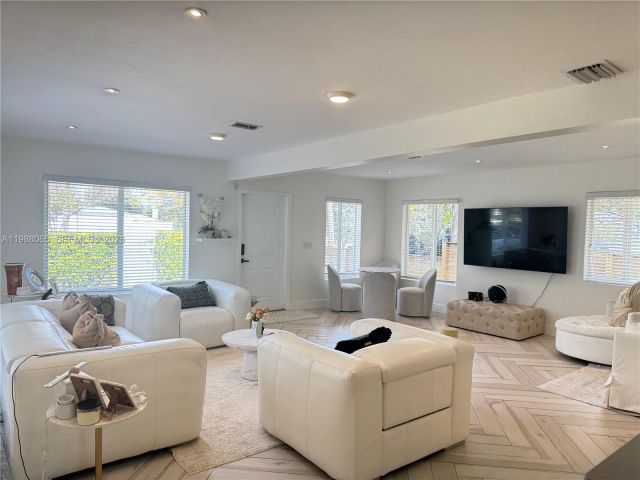 Продажа дома по адресу 44 NW 40th St - фото 7533607