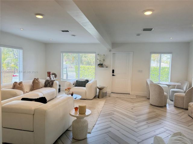 Продажа дома по адресу 44 NW 40th St - фото 7533608