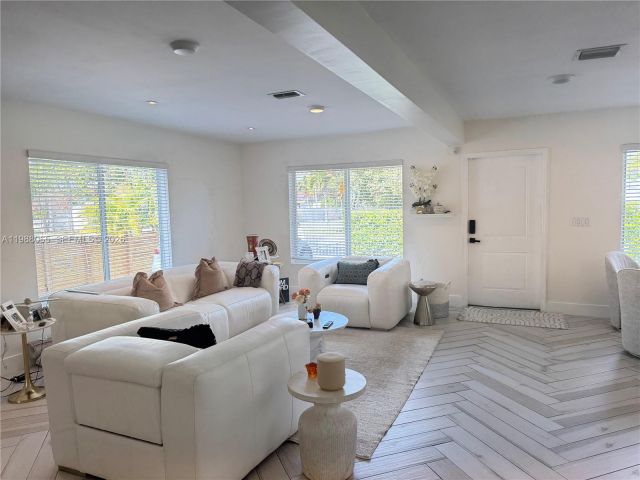 Продажа дома по адресу 44 NW 40th St - фото 7533609