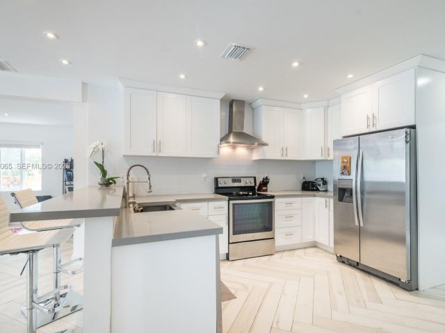 Продажа дома по адресу 44 NW 40th St - фото 7533610