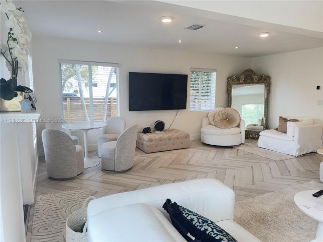 Продажа дома по адресу 44 NW 40th St - фото 7533612