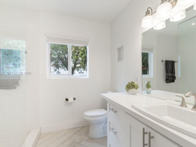 Продажа дома по адресу 44 NW 40th St - фото 7533617