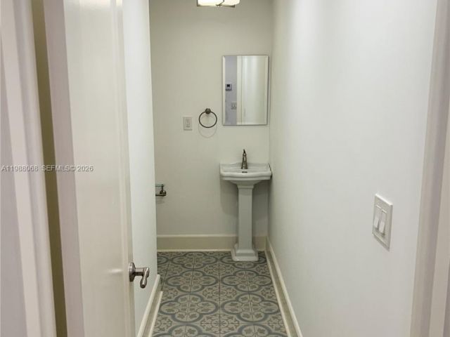 Дом в аренду по адресу 2504 Alhambra Cir 2504 - фото 7519912