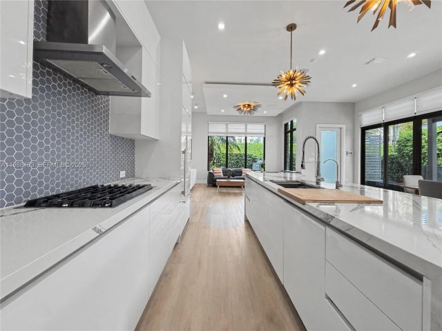 Дом в аренду по адресу 8222 NW 51 TER 8222 - фото 7521745