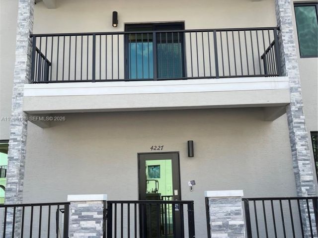 Дом в аренду по адресу 4227 NW 83rd Ave - фото 7519777