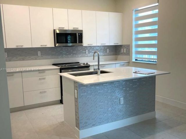 Дом в аренду по адресу 4227 NW 83rd Ave - фото 7519779