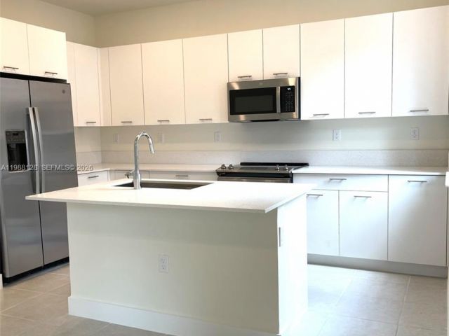 Дом в аренду по адресу 4227 NW 83rd Ave - фото 7519788