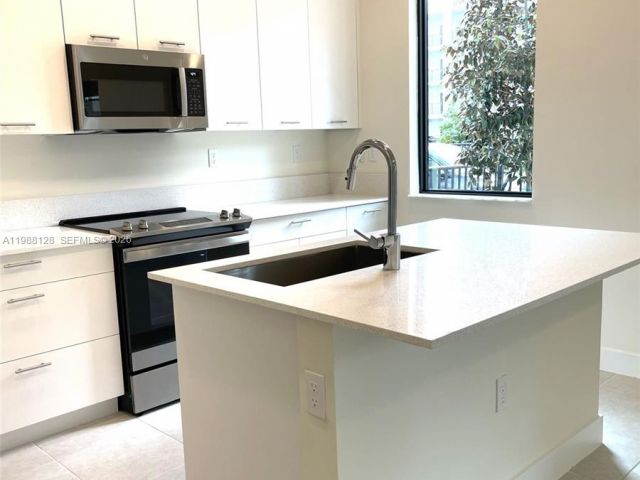 Дом в аренду по адресу 4227 NW 83rd Ave - фото 7519789