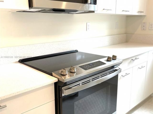 Дом в аренду по адресу 4227 NW 83rd Ave - фото 7519790