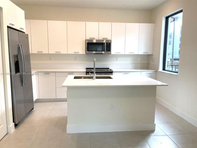 Дом в аренду по адресу 4227 NW 83rd Ave - фото 7519791