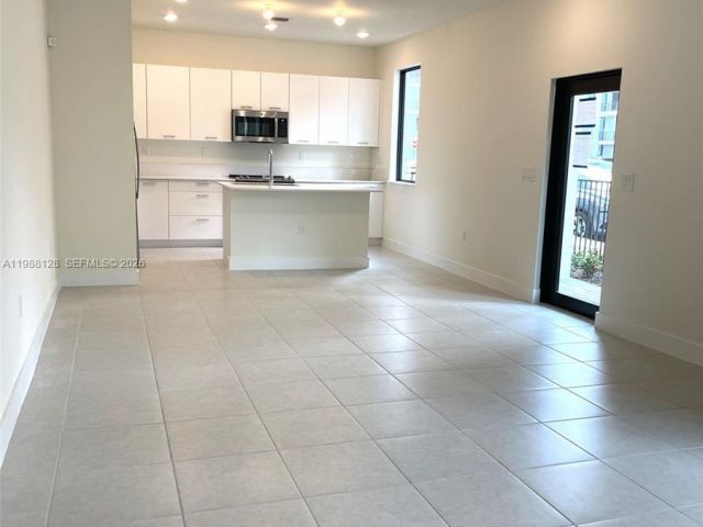 Дом в аренду по адресу 4227 NW 83rd Ave - фото 7519792