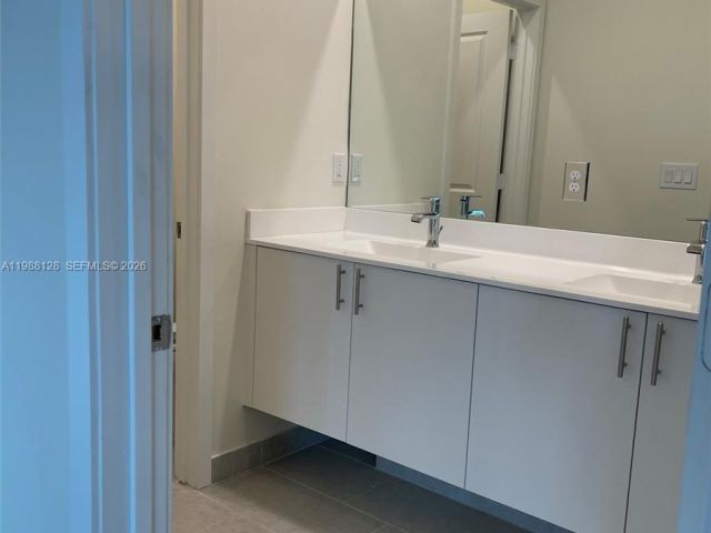 Дом в аренду по адресу 4227 NW 83rd Ave - фото 7519796