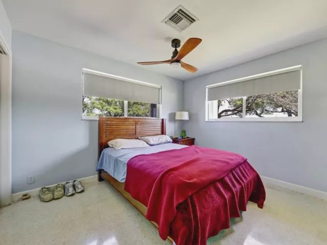 Продажа дома по адресу 5921 NE 21st Circle Ne - фото 8416677