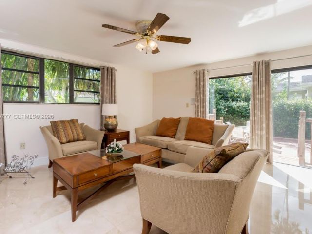 Продажа дома по адресу 4950 San Amaro Dr - фото 7520179