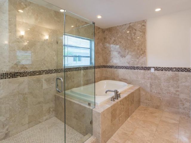 Продажа дома по адресу 4950 San Amaro Dr - фото 7520183