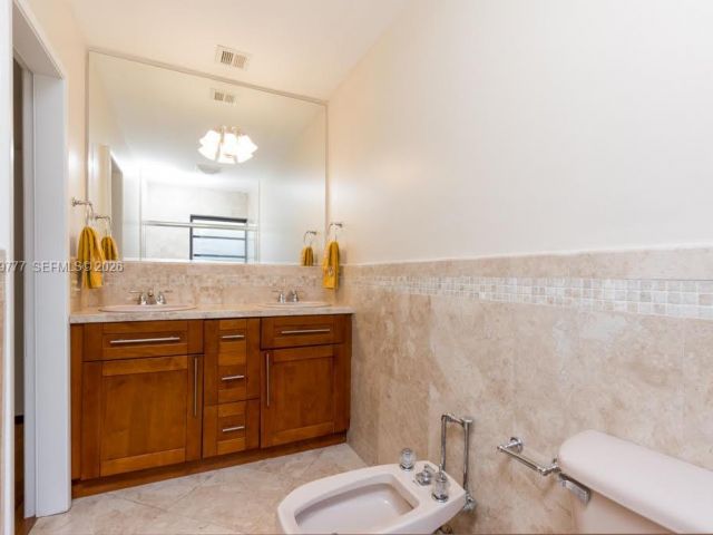 Продажа дома по адресу 4950 San Amaro Dr - фото 7520184