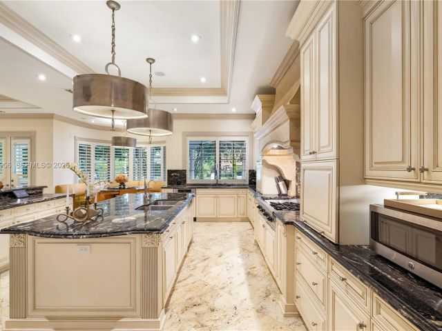 Продажа дома по адресу 5250 Snapper Creek Rd - фото 7522773