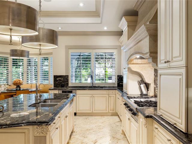 Продажа дома по адресу 5250 Snapper Creek Rd - фото 7522774