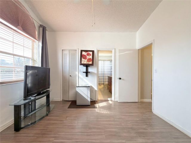 Продажа дома по адресу 13921 SW 164th St - фото 7531660