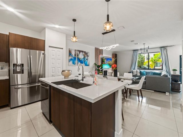 Дом в аренду по адресу 4741 NW 84th Ave 0 - фото 7522389