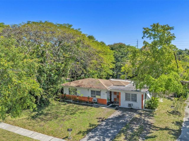 Продажа дома по адресу 1300 NE 137th St - фото 7532436