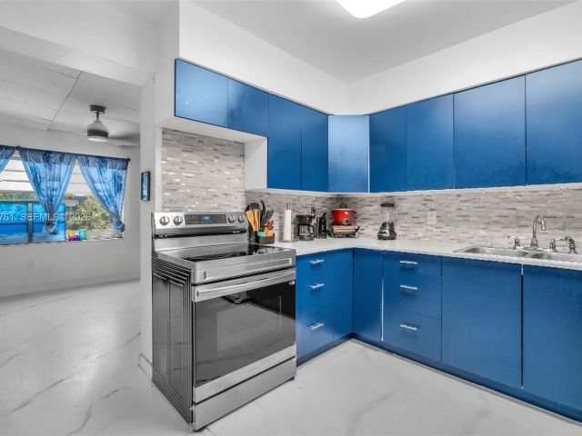 Продажа дома по адресу 1300 NE 137th St - фото 7532446