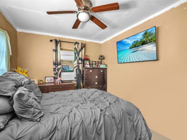 Продажа дома по адресу 1300 NE 137th St - фото 7532448