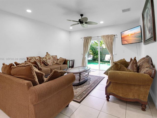 Дом в аренду по адресу 1382 SE 26th Rd - фото 7525711