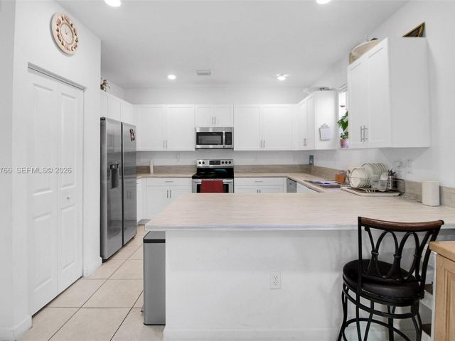 Дом в аренду по адресу 1382 SE 26th Rd - фото 7525712