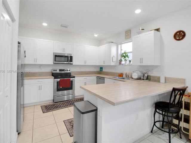 Дом в аренду по адресу 1382 SE 26th Rd - фото 7525713