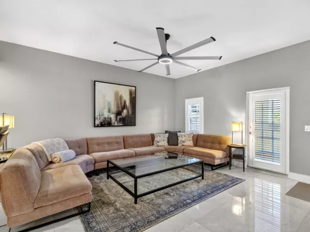 Продажа дома по адресу 724 SW 1st Avenue - фото 9357290
