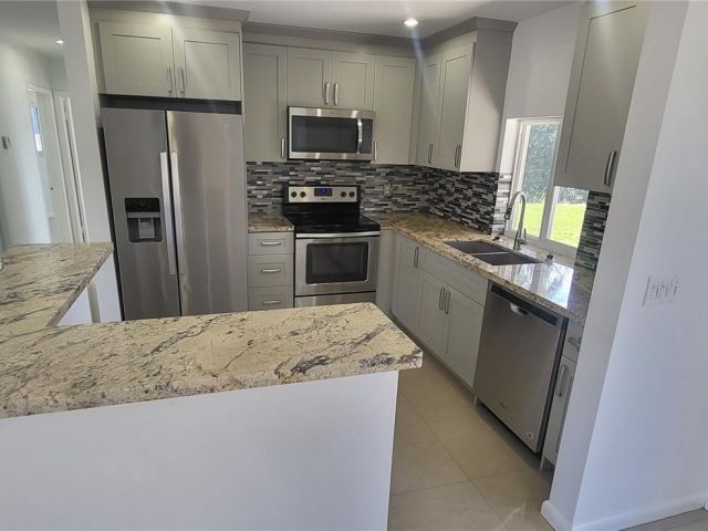 Дом в аренду по адресу 1016 NE 5th St 0 - фото 7523250