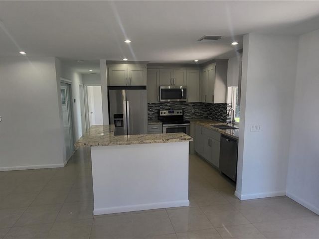 Дом в аренду по адресу 1016 NE 5th St 0 - фото 7523254