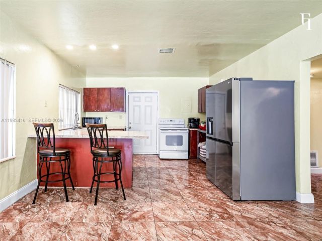 Продажа дома по адресу 1195 NW 48th St - фото 7531475