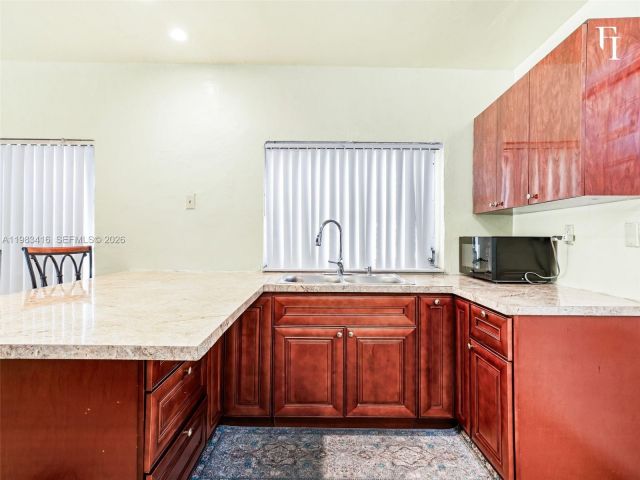 Продажа дома по адресу 1195 NW 48th St - фото 7531476