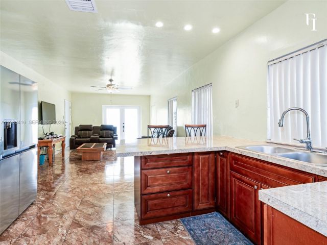 Продажа дома по адресу 1195 NW 48th St - фото 7531477