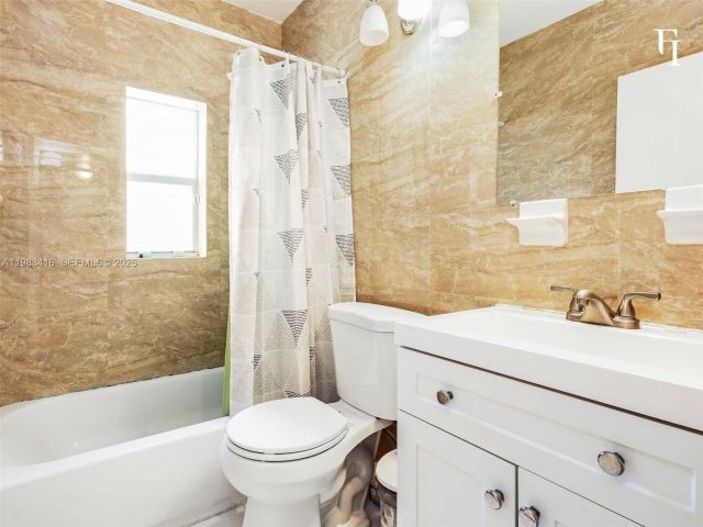 Продажа дома по адресу 1195 NW 48th St - фото 7531479