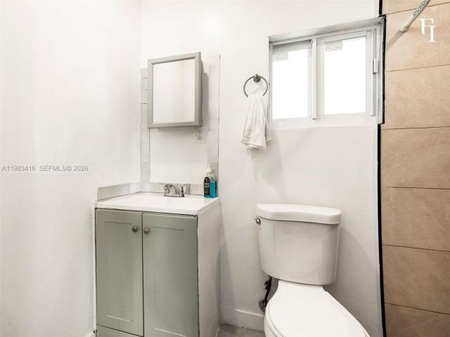 Продажа дома по адресу 1195 NW 48th St - фото 7531481