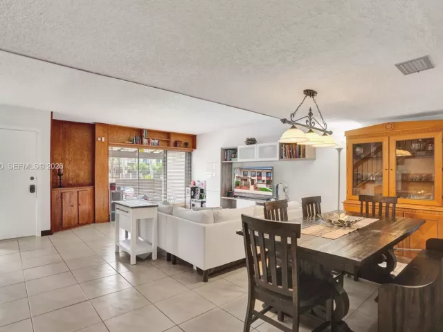 Продажа дома по адресу 16465 NE 26th Ave 18 - фото 7537081