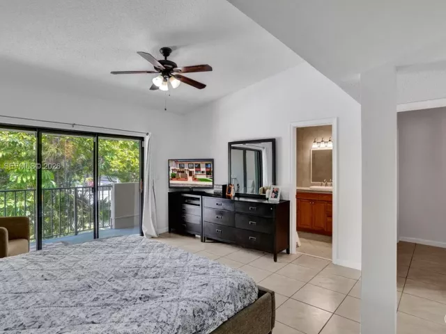 Продажа дома по адресу 16465 NE 26th Ave 18 - фото 7537084