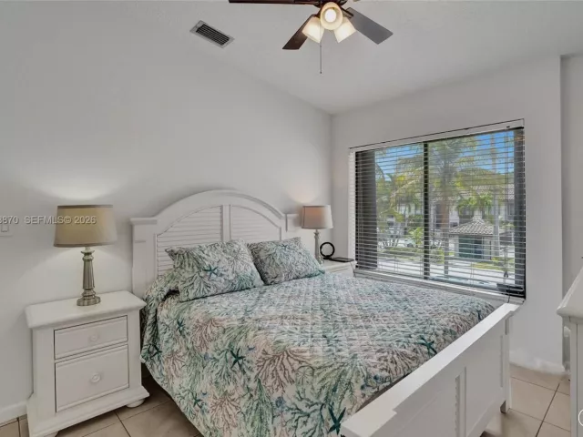 Продажа дома по адресу 16465 NE 26th Ave 18 - фото 7537086