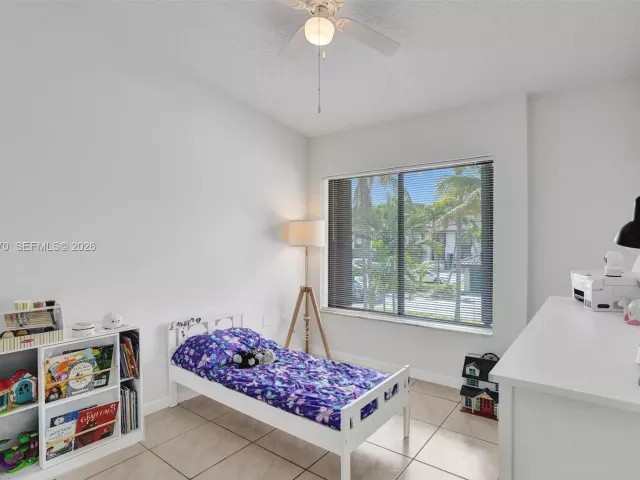 Продажа дома по адресу 16465 NE 26th Ave 18 - фото 7537087