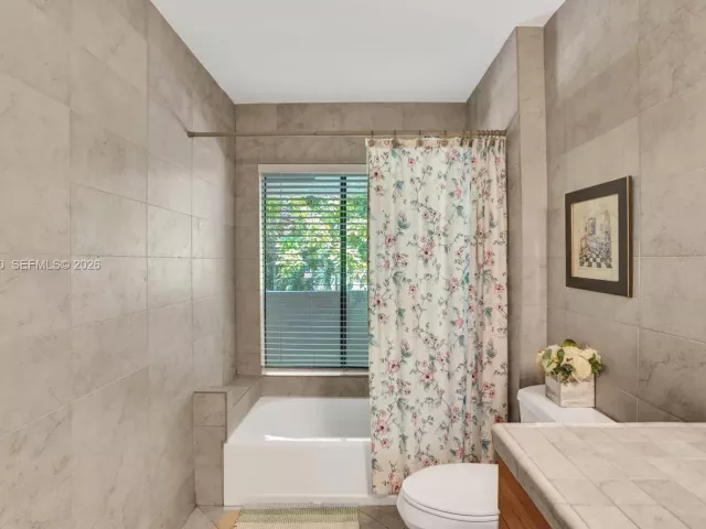 Продажа дома по адресу 16465 NE 26th Ave 18 - фото 7537088