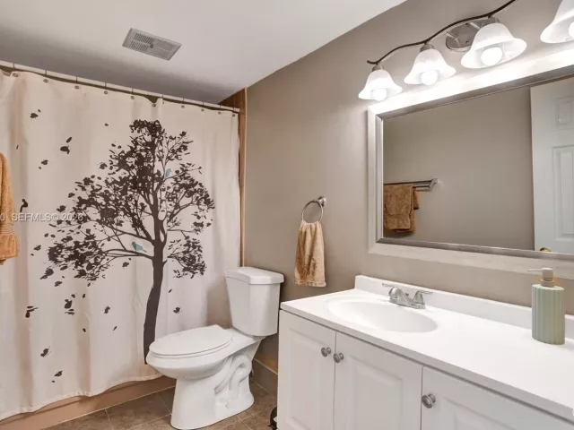 Продажа дома по адресу 16465 NE 26th Ave 18 - фото 7537090