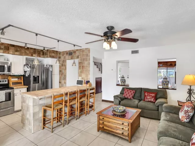 Продажа дома по адресу 16465 NE 26th Ave 18 - фото 7537073