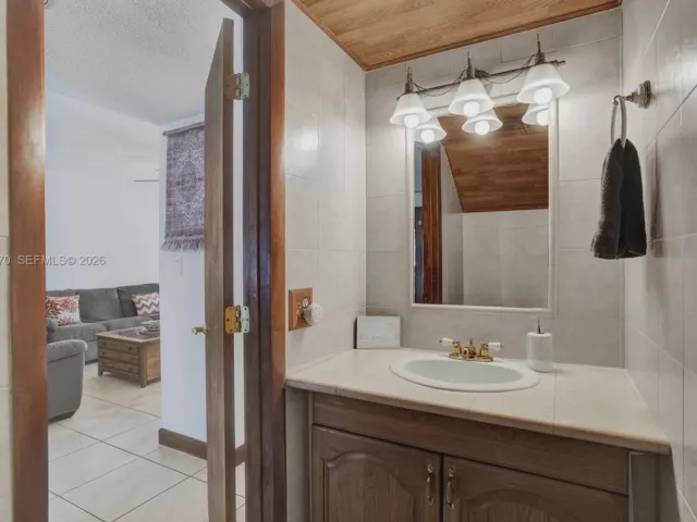 Продажа дома по адресу 16465 NE 26th Ave 18 - фото 7537091