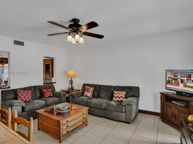 Продажа дома по адресу 16465 NE 26th Ave 18 - фото 7537074